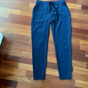 Lululemon  full length jogger size 8 in navy blue.